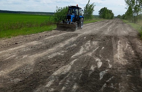 В Бессоновском районе проводится работа по грейдерованию дорог местного значения