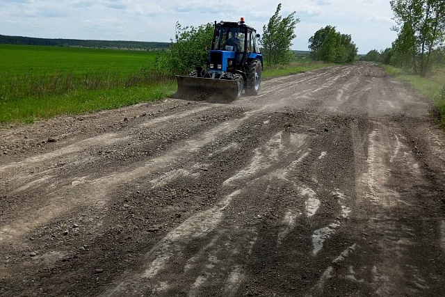 В Бессоновском районе проводится работа по грейдерованию дорог местного значения