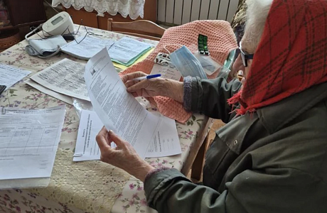 Сотрудники Бессоновского комплексного центра социального обслуживания населения продолжают проводить профилактические беседы с гражданами пожилого возраста и инвалидами, получающими социальные услуги на дому.