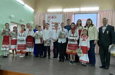 В филиале МБОУ СОШ с.Сосновка в с.Пазелки прошел ежегодный праздник -  Эрзянь келень чи! 