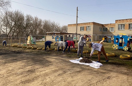 В рамках месячника по благоустройству и санитарной очистке населенных пунктов района проведена уборка закрепленных территорий