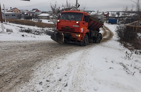 Уборка снега, посыпка скользких участков дорог в Бессоновском районе ведутся в штатном режиме