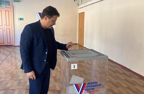 Глава Бессоновкого района Александр Воронков проголосовал на выборах Президента Российской Федерации.