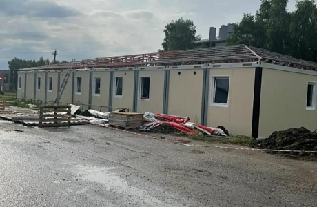 В селе Кижеватово Бессоновского района ведётся монтаж здания новой врачебной амбулатории. 