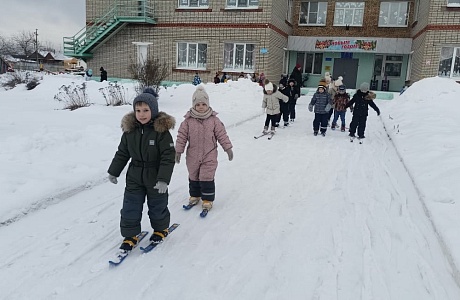 Лыжная прогулка в детском саду села Сосновка