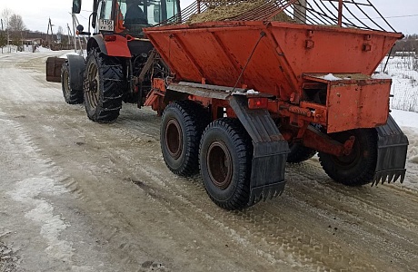 На автодорогах Бессоновского района продолжается борьба с гололедом