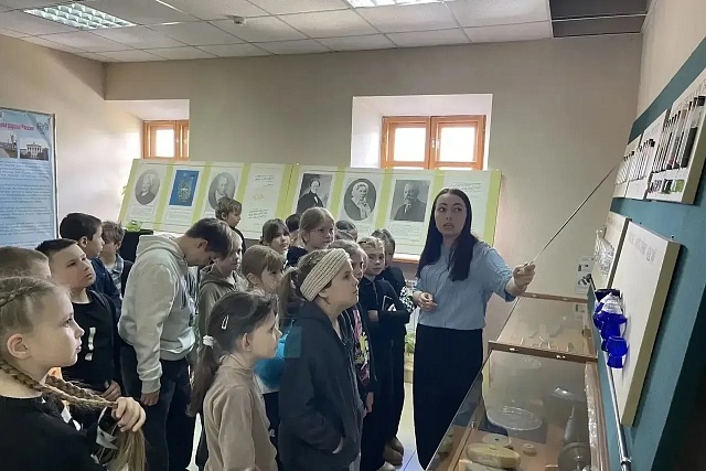 В рамках реализации проекта "Культурная суббота" обучающиеся МАОУ ДД МШВ НШ-ДС с. Бессоновка посетили с экскурсией  Никольский музей стекла и хрусталя. 