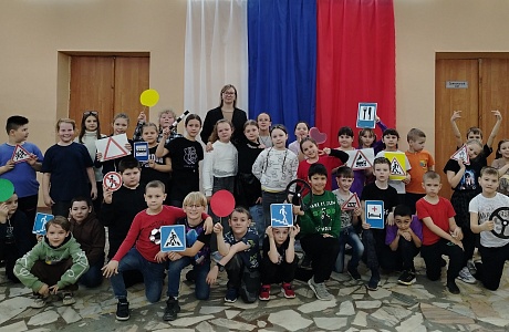 Познавательно- развлекательная программа по правилам дорожного движения  организована в районном Доме культуры