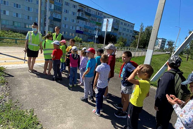 Сотрудники ГИБДД провели акцию «Шагающий автобус»