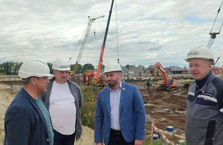 И.о. главы Бессоновского района Александр Воронков вместе с депутатом Антоном Шароновым посетили строительство общеобразовательной организации 