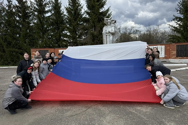 Наши герои достойны лучшего: школьники из Вазерок привели в порядок территорию памятника