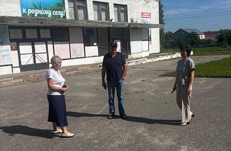 Глава Бессоновского района Наталья Шалдаева проконтролировала ход ремонтных работ кровли